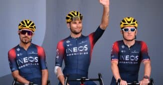 Image de l'article Pourquoi aujourd’hui l’équipe Ineos-Grenadiers porte des casques jaunes sur le Tour de France ?