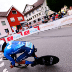 Pourquoi l’équipe Movistar porte un dossard bleu sur le Tour de Suisse ?