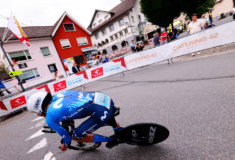 Image de l'article Pourquoi l’équipe Movistar porte un dossard bleu sur le Tour de Suisse ?