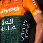Jayco AlUla présente un nouveau maillot orange pour le Tour de France 2024