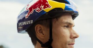 Image de l'article Primoz Roglic déjà avec un casque Red Bull