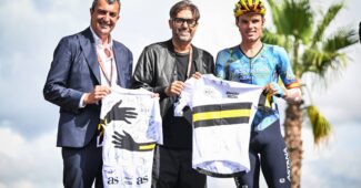 Image de l'article La Vuelta 2024 : un maillot solidaire distribué en symbole d’unité et de transformation sociale