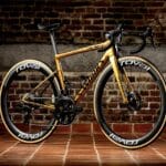 Le vélo Specialized de couleur or Olympique de Remco Evenepoel dévoilé