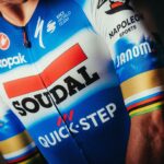 Remco Evenepoel présente son maillot de Champion Olympique