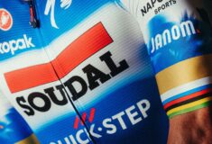 Image de l'article Remco Evenepoel présente son maillot de Champion Olympique