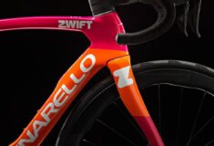 Image de l'article Pinarello Dogma F aux couleurs de Zwift pour une édition limitée