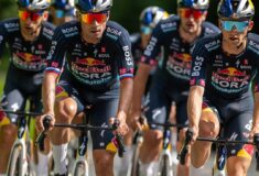 Image de l'article Red Bull Bora hansgrohe avec des lunettes Koo personnalisées