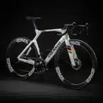 Colnago dévoile son nouveau vélo ultra aéro à plus de 17 000€