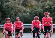 Image de l'article Le maillot 2025 d’EF Education-EasyPost : un retour aux motifs argyle